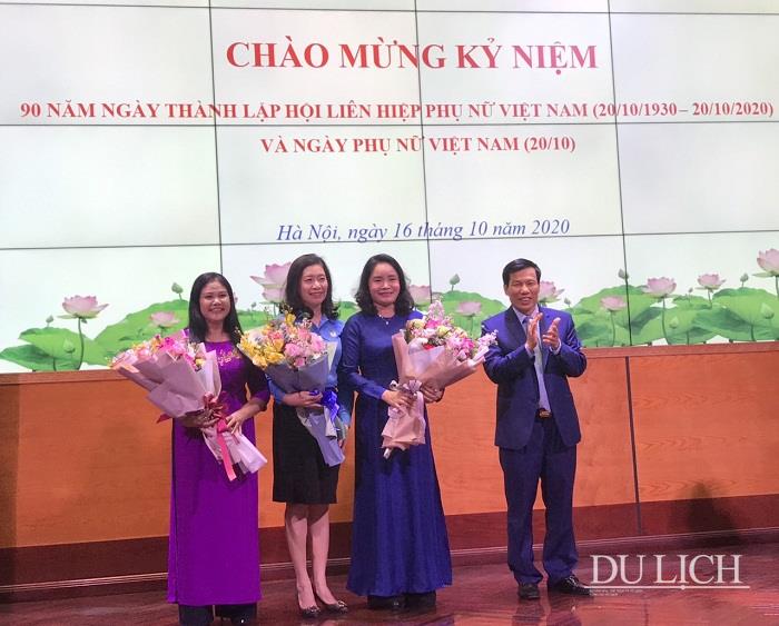 Bộ trưởng Nguyễn Ngọc Thiện gửi bó hoa tươi thắm và chúc toàn thể cán bộ nữ lới chúc tốt đẹp nhất
